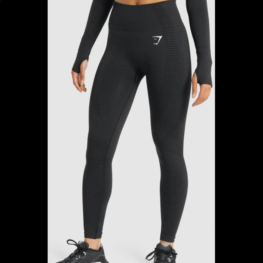 Black gym shark leggings. Never worn. Size medium.